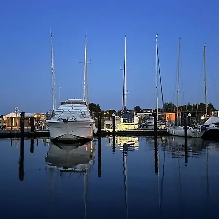 Botel Premium Houseboat Blue Lagoon